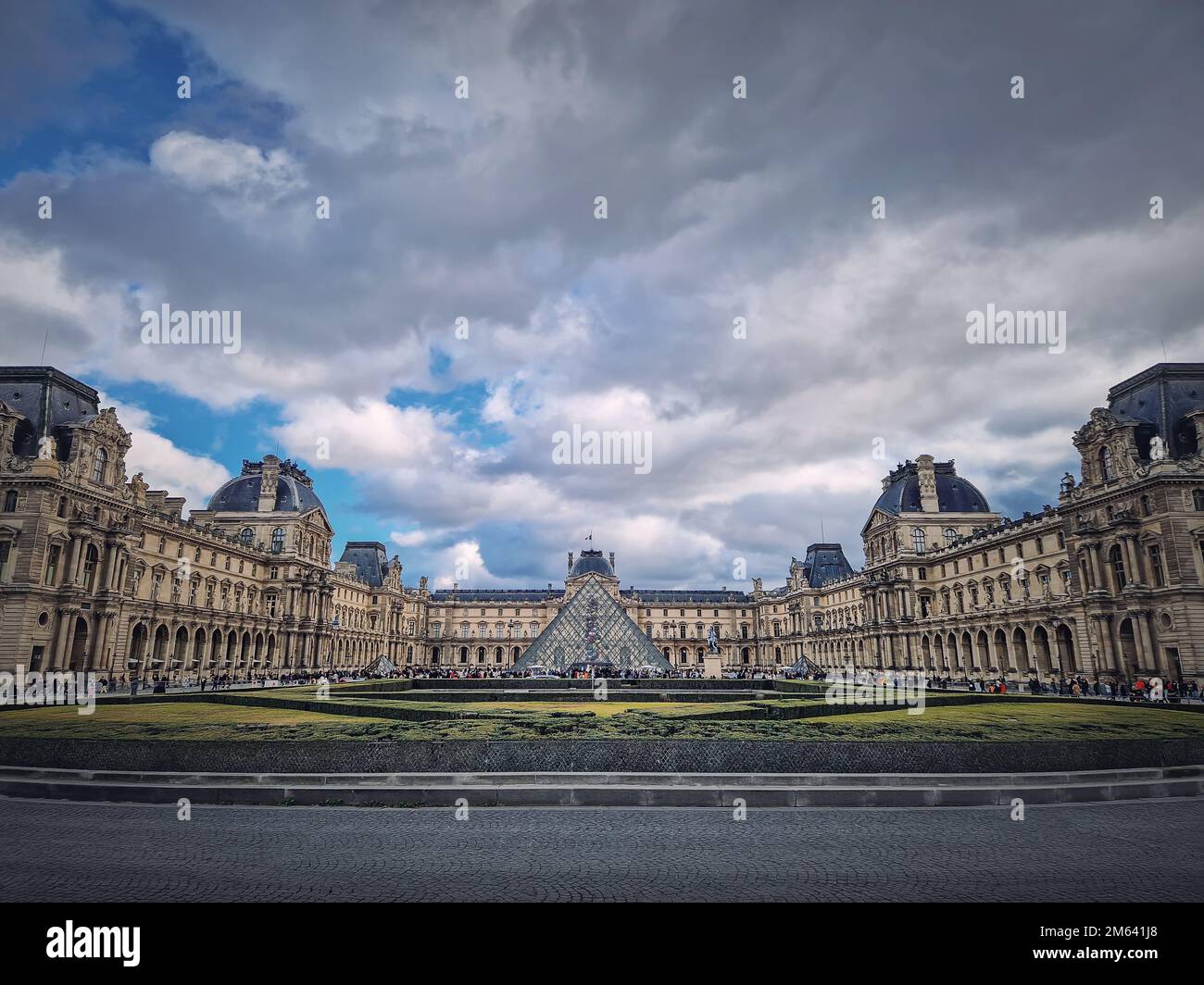 Vue extérieure sur le Musée du Louvre à Paris, France. Le palais historique avec la pyramide moderne en verre au centre Banque D'Images