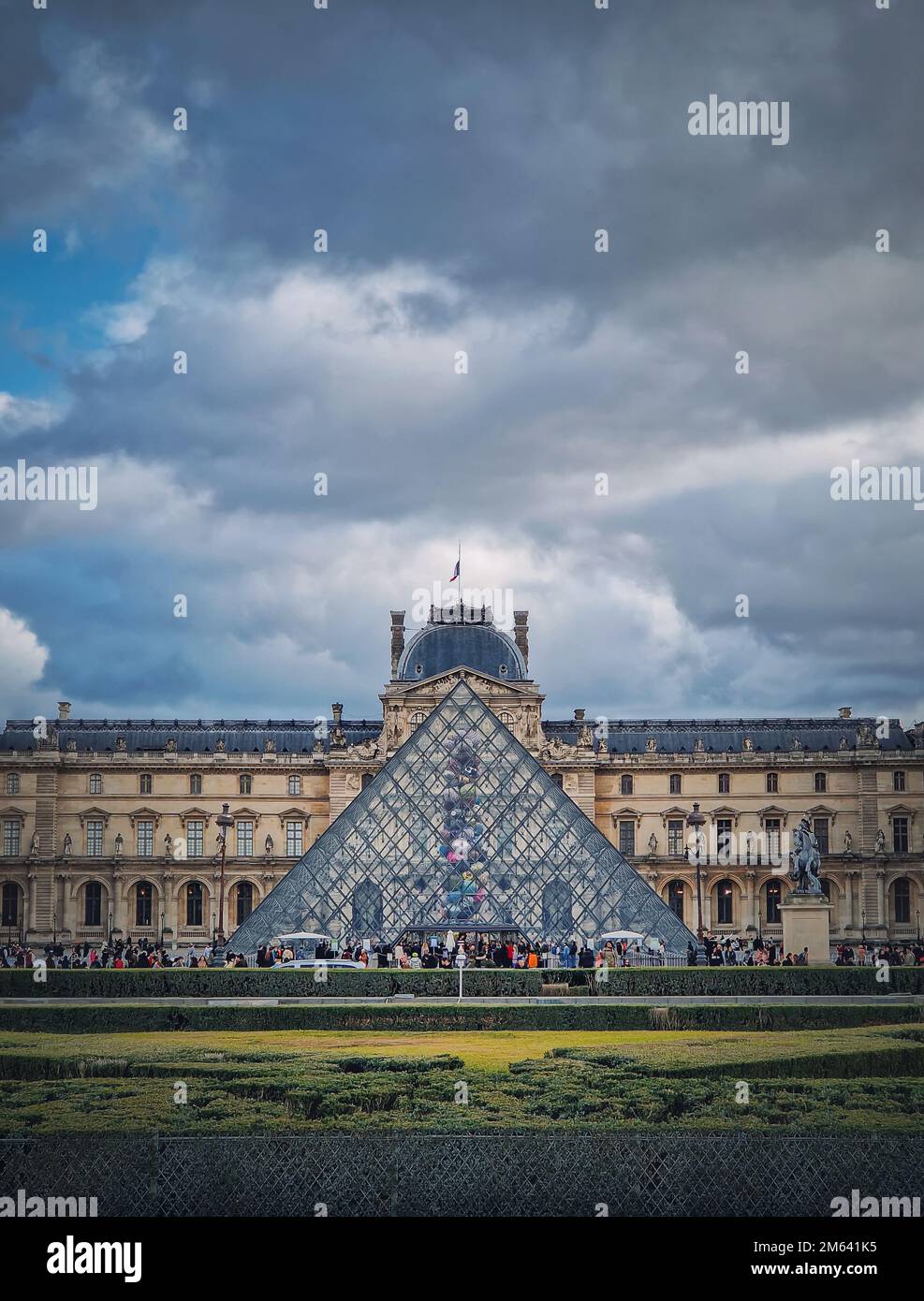 Vue extérieure sur le Musée du Louvre à Paris, France. Le palais historique avec la pyramide moderne en verre au centre, arrière-plan vertical Banque D'Images
