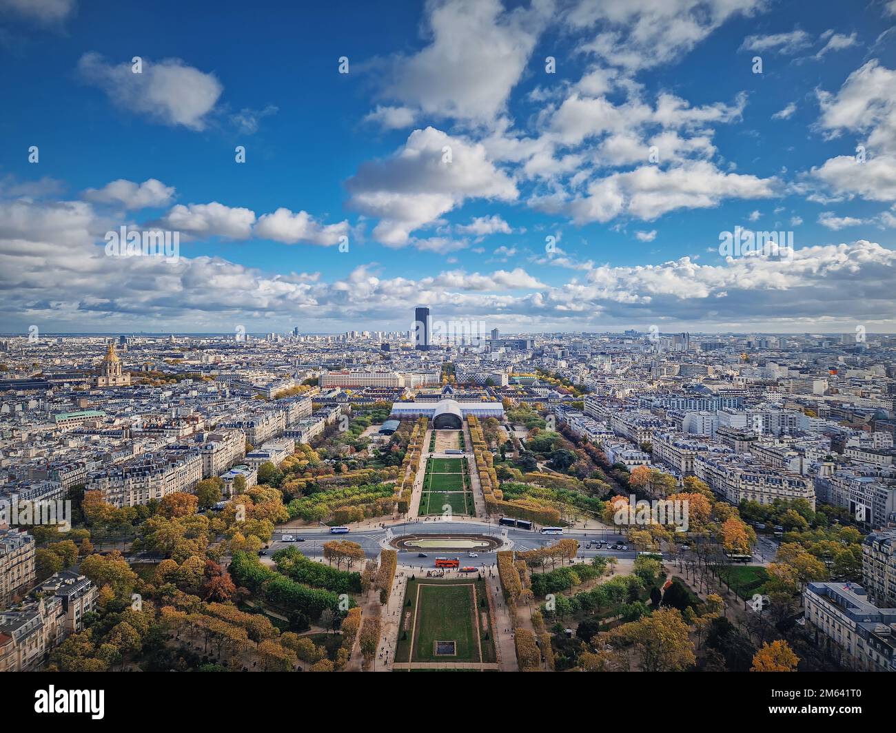 Vue panoramique de Paris depuis les hauteurs de la tour Eiffel, France. Tour Montparnasse et les Invalides vus à l'horizon. Superbes couleurs d'automne Banque D'Images