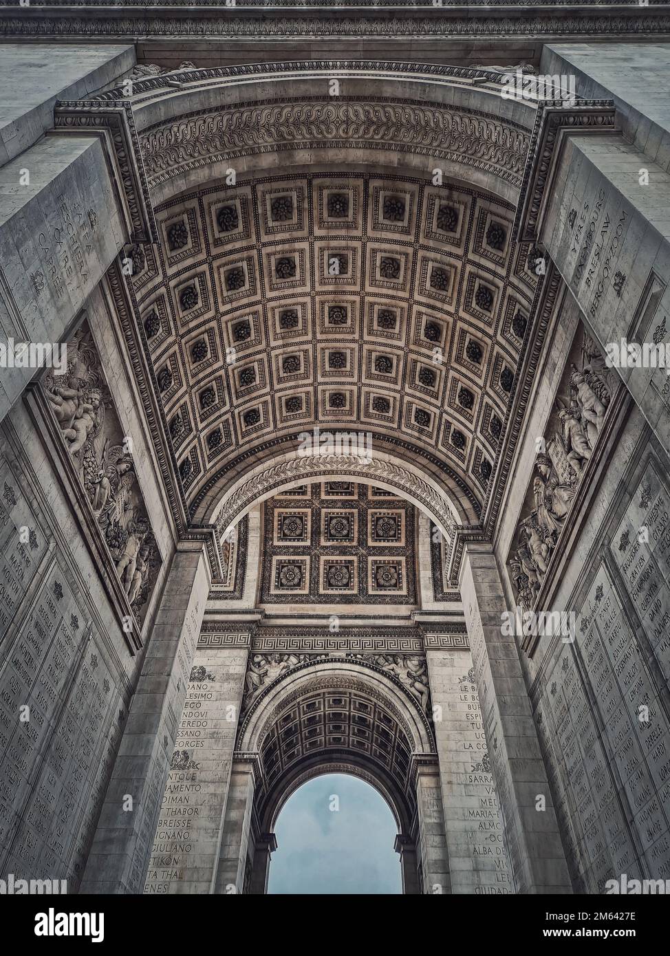 Vue sous l'Arc de Triomphe à Paris, France. Détails architecturaux du célèbre monument historique Banque D'Images