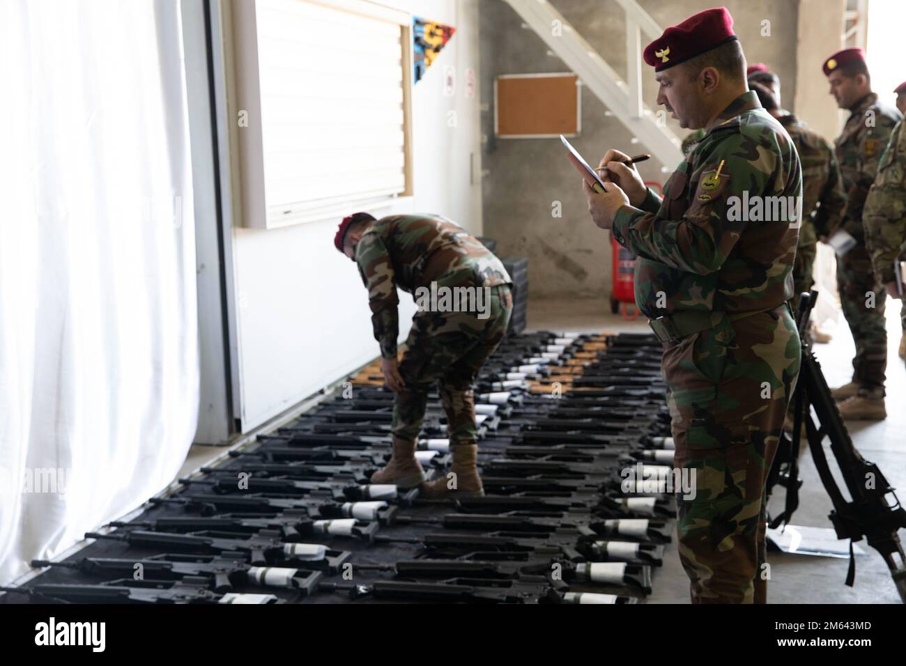 Les officiers du ministère des Peshmerga vérifient les numéros de série des armes lors d'une distribution aux Brigades de la Garde régionale 30 mars 2022 à Erbil (Iraq). Les distributions font suite au Fonds Counter-ISIS train and Equip, qui permet à nos forces partenaires de disposer d'équipements essentiels pour promouvoir la stabilité de la paix dans la région. C'est ainsi que nous aidons nos partenaires de la coalition dans la défaite durable de Daesh. Banque D'Images
