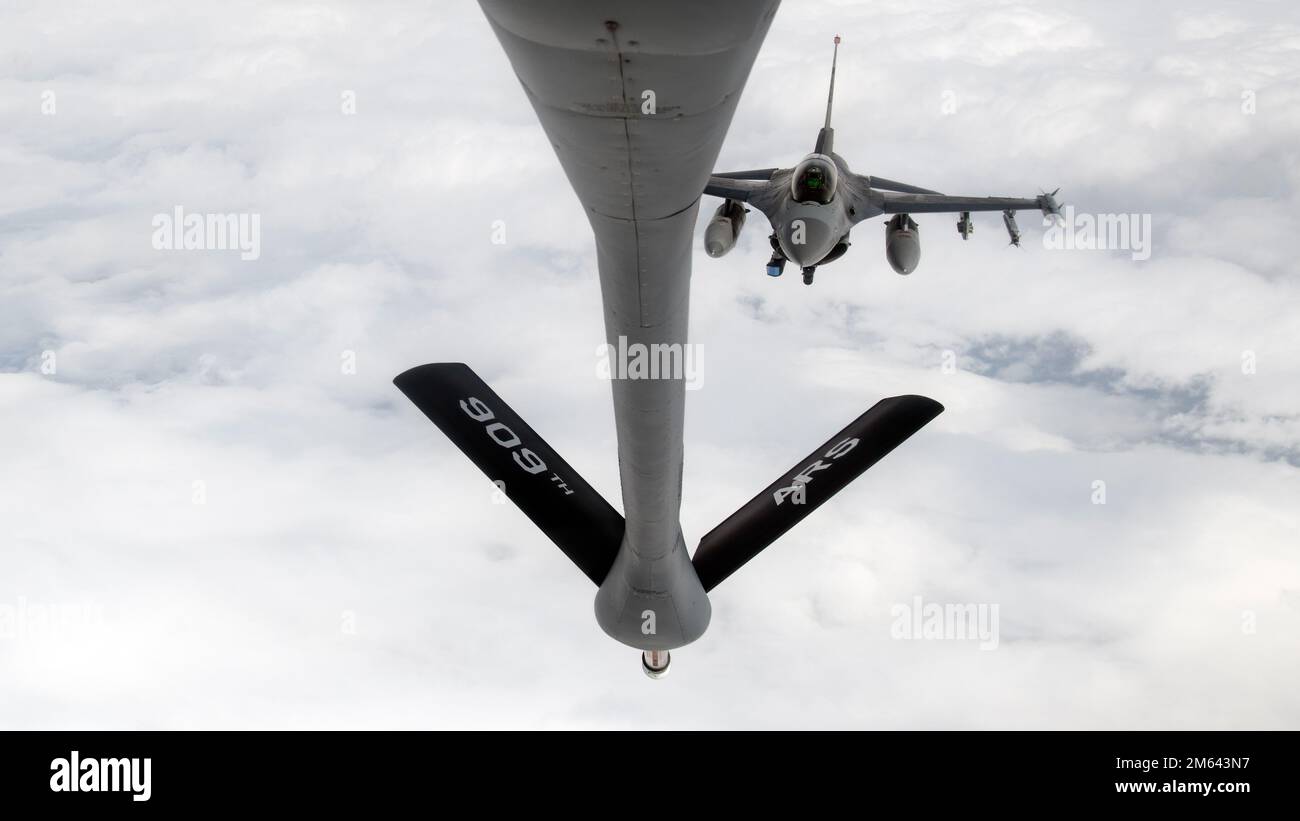 Un faucon de combat F-16 affecté à l'escadre de combat 51st s'approche d'un KC-135 Stratotanker de l'escadron de ravitaillement aérien 909th pour le ravitaillement aérien au-dessus de l'océan Pacifique (31 mars 2022). Le 51st FW effectue des exercices de formation de routine pour maintenir l'état de préparation nécessaire pour assurer la défense continue de la base aérienne d'Osan et de la République de Corée. Banque D'Images