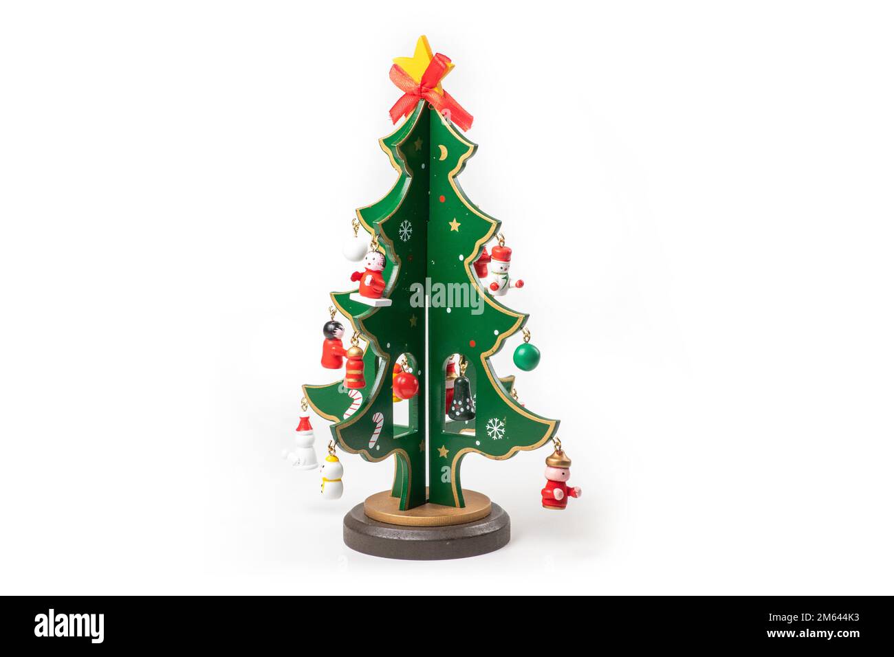 Le pin d'hiver miniature avec neige est un objet décoratif pour créer une atmosphère de fête de Noël. isolé sur fond blanc Banque D'Images