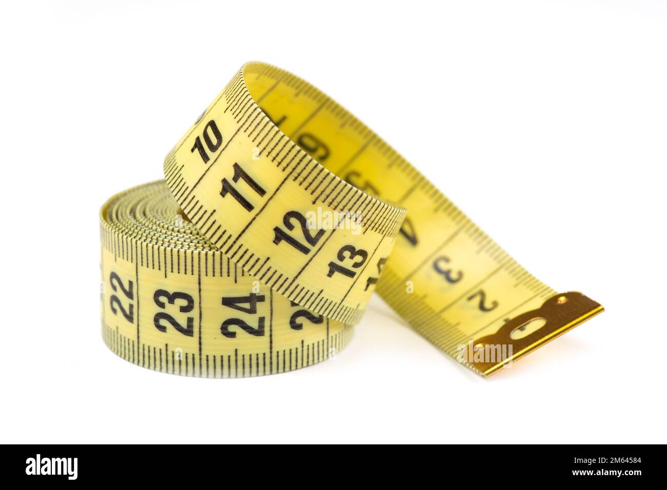 Mètre à ruban avec corps orange et ruban de mesure jaune, isolé sur fond  blanc et inscription « mesure » Photo Stock - Alamy