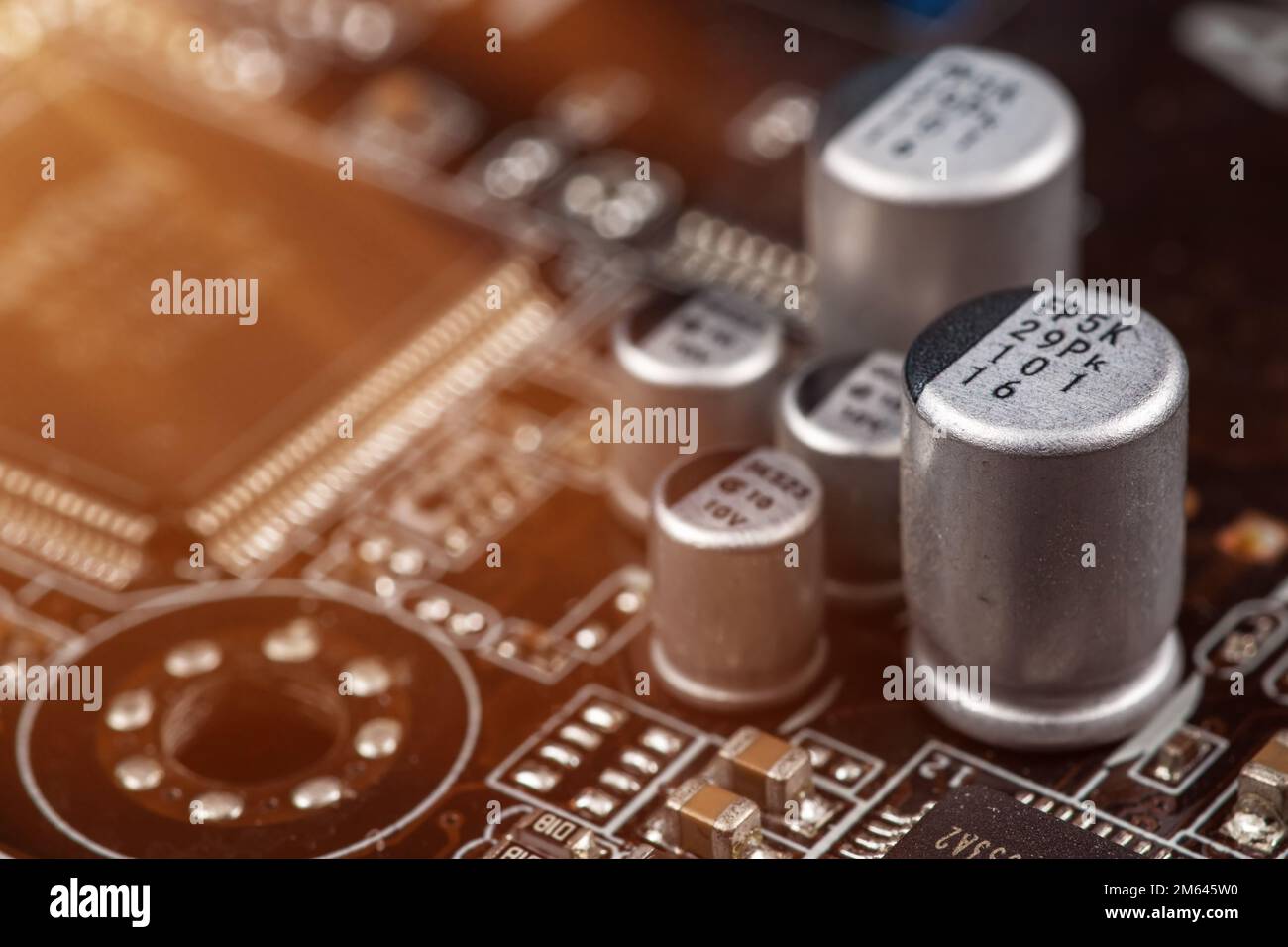 Sous-système monté verticalement et horizontalement sur une carte de câblage imprimée avec circuits intégrés spécifiques à l'application, condensateurs à puce, électrolytiques Banque D'Images