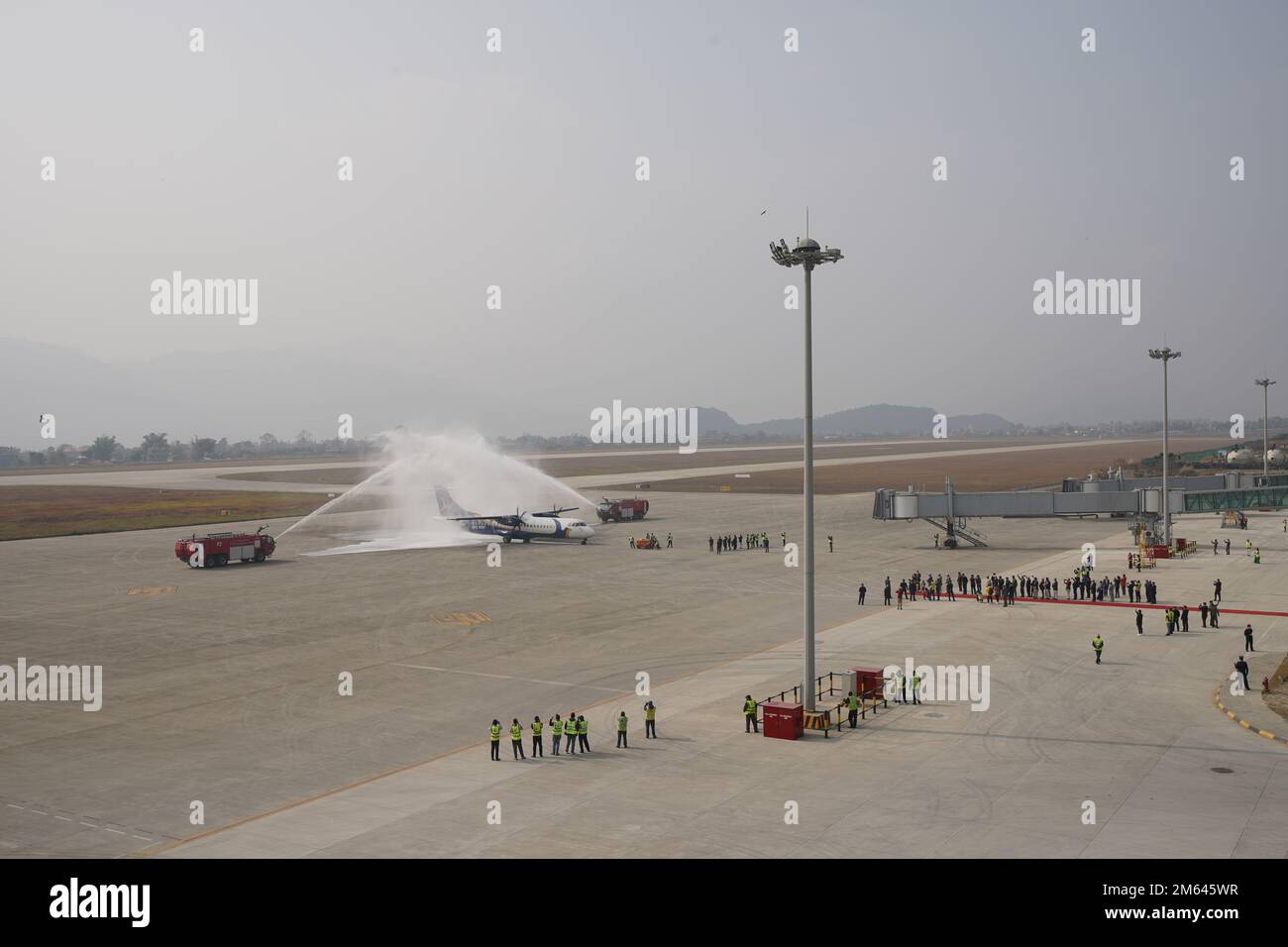 Pokhara, Népal. 1st janvier 2023. Un vol Buddha Air est salué avec du canon à eau lorsqu'il atterrit à l'aéroport international de Pokhara, au Népal, le 1 janvier 2023. Alors que l'aéroport international de Pokhara, un projet de fierté nationale du Népal, a été inauguré dimanche, le Premier ministre népalais Pushpa Kamal Dahal a mis l'accent sur sa contribution au développement national et régional. Credit: Hari Maharajan/Xinhua/Alamy Live News Banque D'Images