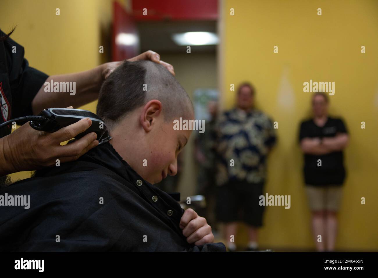 Wyatt, un enfant de la fondation Make-a-Wish, reçoit la coupe standard de recrutement au dépôt de recrutement du corps des Marines à San Diego, 30 mars 2022. Le dépôt était en plein appui de la fondation Make-a-Wish en accordant le souhait de Wyatt d’être une marine pour une journée Banque D'Images