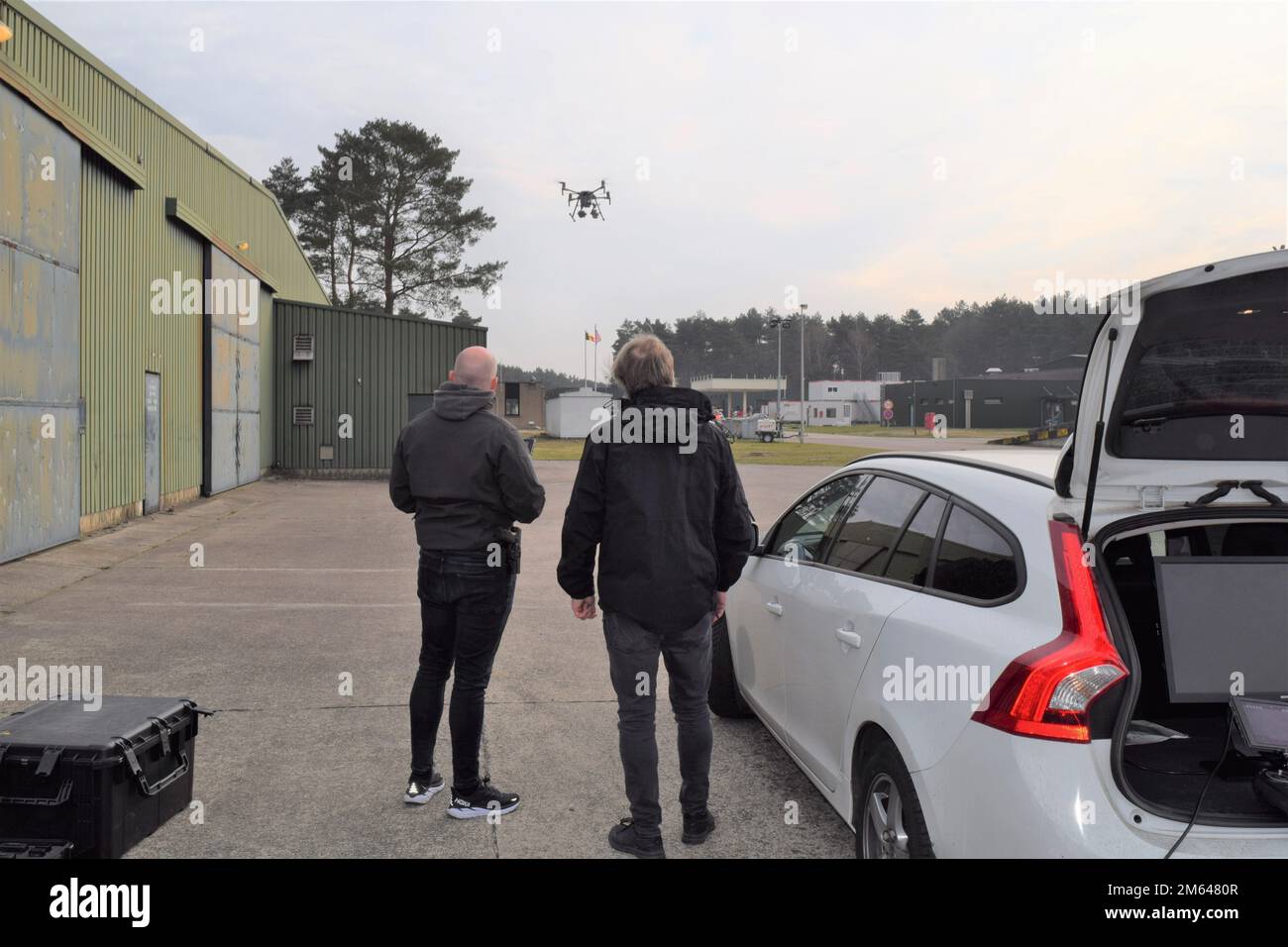 Deux opérateurs de drones, qui travaillent avec les intervenants d'urgence de la nation hôte belge, lancent un drone dans le cadre d'un exercice de protection de l'installation. Membres des États-Unis Garnison de l’armée l’équipe d’intervention d’urgence du Benelux s’est réunie avec des intervenants d’urgence belges pour effectuer un exercice de protection de l’installation au dépôt militaire de Zutendaal, en Belgique, au 30 mars. Le partenariat visait à évaluer le temps de réponse et les efforts de coordination entre les services d'urgence, tandis que les groupes jouaient le rôle de la découverte d'un dispositif explosif improvisé embarqué (VBIED) au dépôt, stationné près d'un réservoir de 100 000 litres d'huile de chauffage Banque D'Images