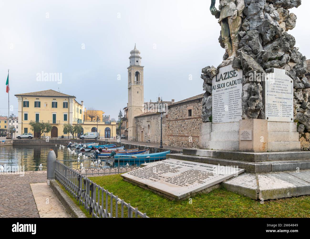 Port de Lazise sur le lac de Garde, avec l'église de San Nicolò, Lazise, province de Vérone, nord de l'Italie, Europe Banque D'Images