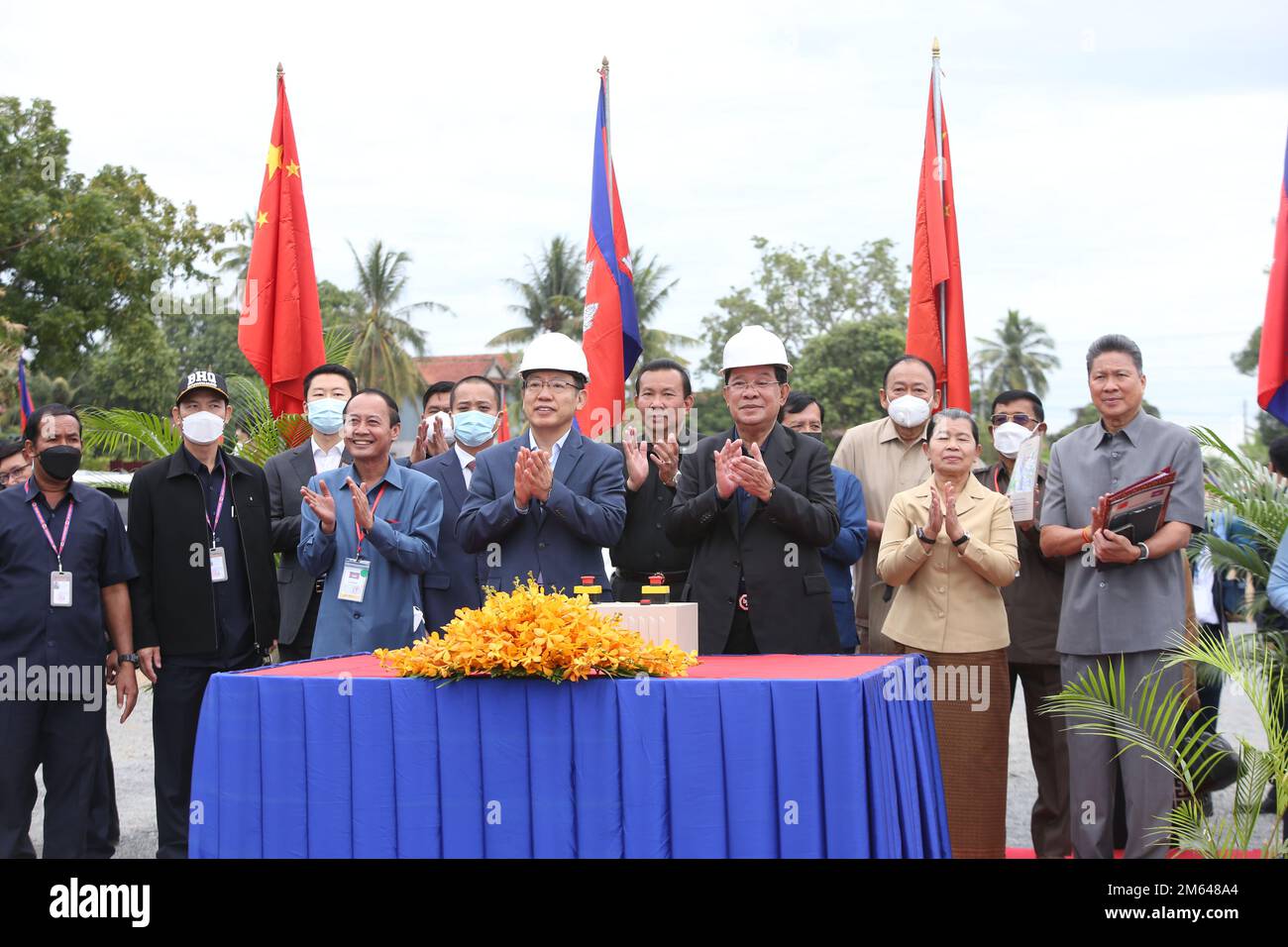Kratie. 2nd janvier 2023. Le 2 janvier 2023, le Premier ministre cambodgien Samdech Techo Hun Sen et l'ambassadeur chinois au Cambodge Wang Wentian assistent à une cérémonie révolutionnaire pour la construction d'un pont financé par la Chine dans la province de Kratie, au Cambodge. Le Cambodge, lundi, s'est cassé le sol pour la construction d'un pont sur le Mékong, ici dans la partie nord-est du pays, avec des fonds de la Chine. Crédit : Ly Lay/Xinhua/Alay Live News Banque D'Images