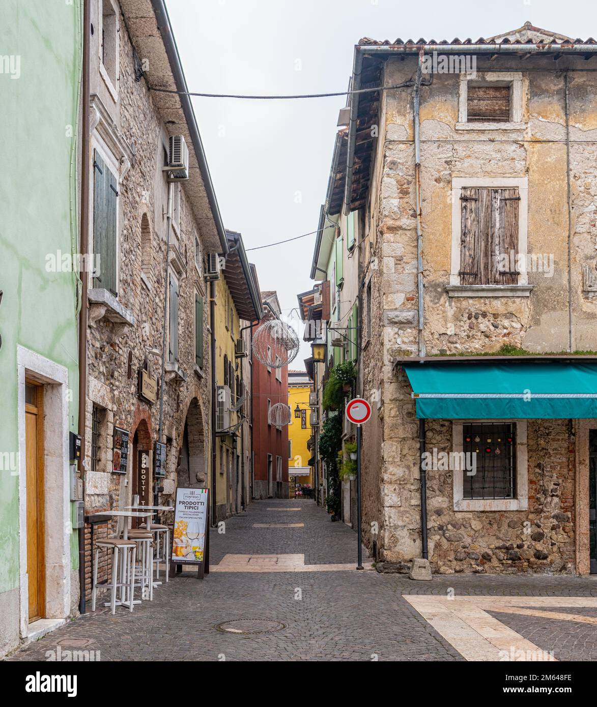 Centre historique de la ville pittoresque de Lazise sur le lac de Garde en hiver. Lazise, province de Vérone, nord de l'Italie, Europe Banque D'Images