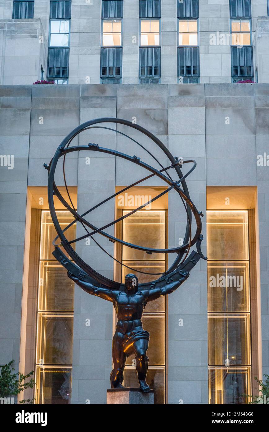 Sculpture art déco mettant en vedette le Greek god Atlas, qui a été présenté dans plusieurs films sur l'avenue 5th, New York City, USA Banque D'Images