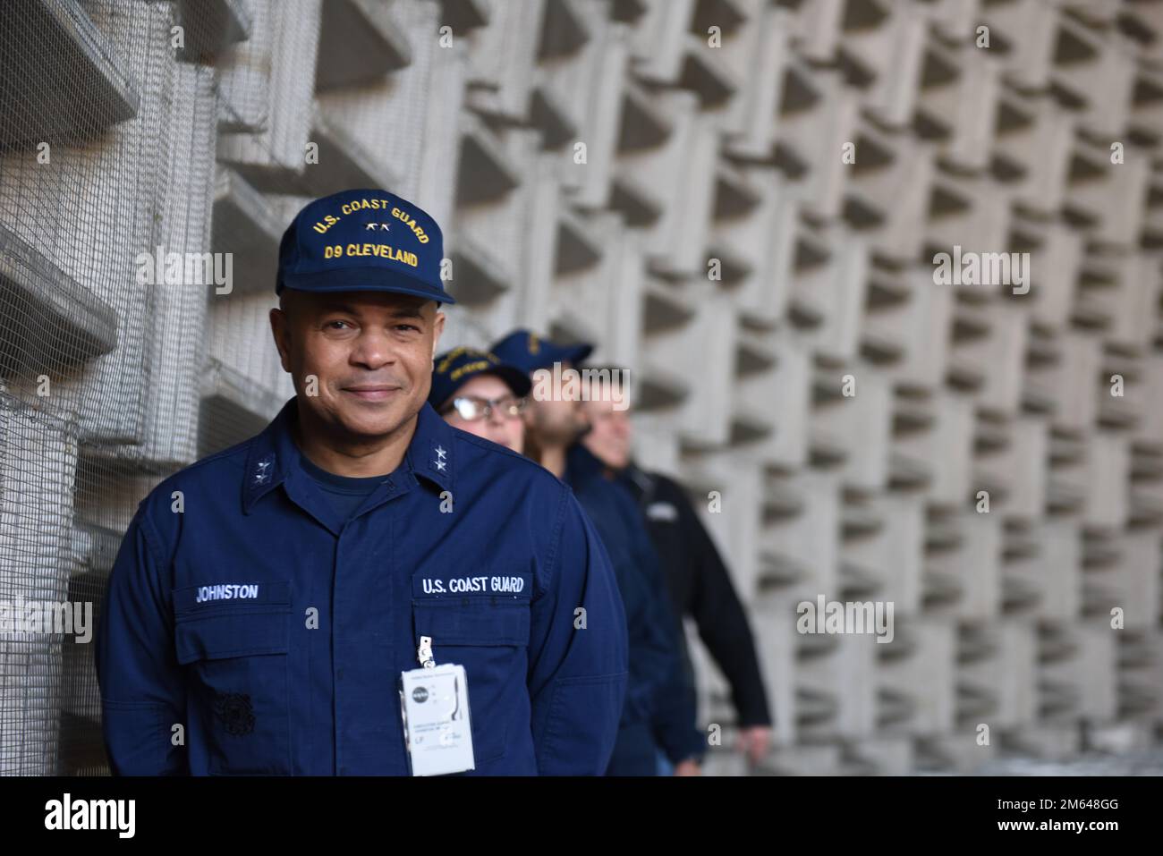 ÉTATS-UNIS Michael Johnston, commandant du neuvième district de la Garde côtière, se promène à l'intérieur du dôme aéroacoustique du centre de recherche Glenn de la NASA à Cleveland, Ohio, 30 mars 2022. Johnston et plusieurs autres membres de la Garde côtière ont été invités à visiter les installations et à en apprendre davantage sur les opérations qui y ont lieu. Banque D'Images
