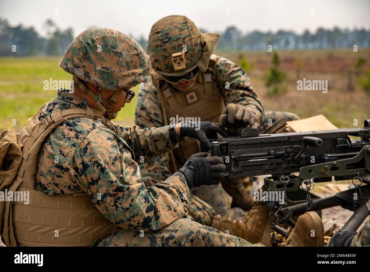 ÉTATS-UNIS Corps maritime Sgt Lucas Francis, centre, technicien en entretien automobile, Et lance Cpl. Chrisian Antonio Diego, à droite, ingénieur mécanicien spécialiste de l'équipement, tous deux du combat Logistics Regiment 37, 3rd Marine Logistics Group, conduisent une série de mitrailleuses lourdes M2A1 pendant l'exercice Atlantic Dragon on Camp Blanding, Floride, États-Unis, 30 mars 2022. Atlantic Dragon est un exercice de génération de force qui pousse le CLR-37 à être un groupe d'opérations d'assemblage d'arrivée pour fournir un soutien logistique tactique à la Force expéditionnaire maritime de l'IMII. L'exercice consiste en un prépo maritime expérimental Banque D'Images