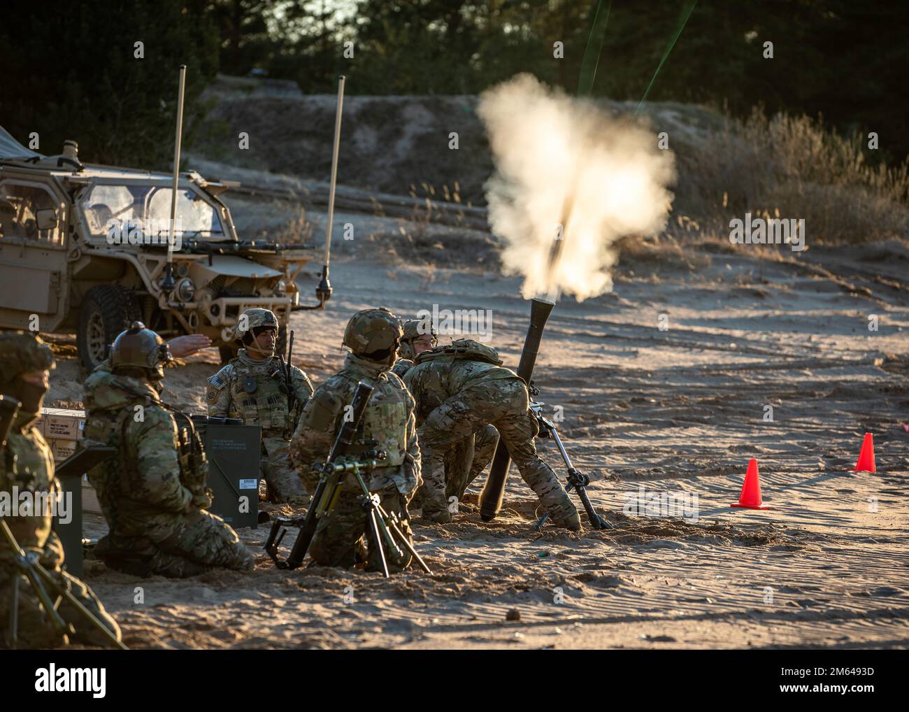 Membres des États-Unis La brigade aéroportée de l'armée 173rd mène une formation de tir de mortier avec les États-Unis Bérets verts de l'armée affectés à 10th groupes de forces spéciales à Ādaži, Lettonie, 30 mars 2022. Cette formation de quatre jours sur le mortier, les armes anti-chars et les armes lourdes avec les forces conventionnelles et les forces de la SOF lettone vise à renforcer la coopération et les capacités entre les forces lettones et américaines, ainsi qu'à démontrer l'engagement des États-Unis en faveur de la défense et de la sécurité collectives dans la région Baltique. Banque D'Images