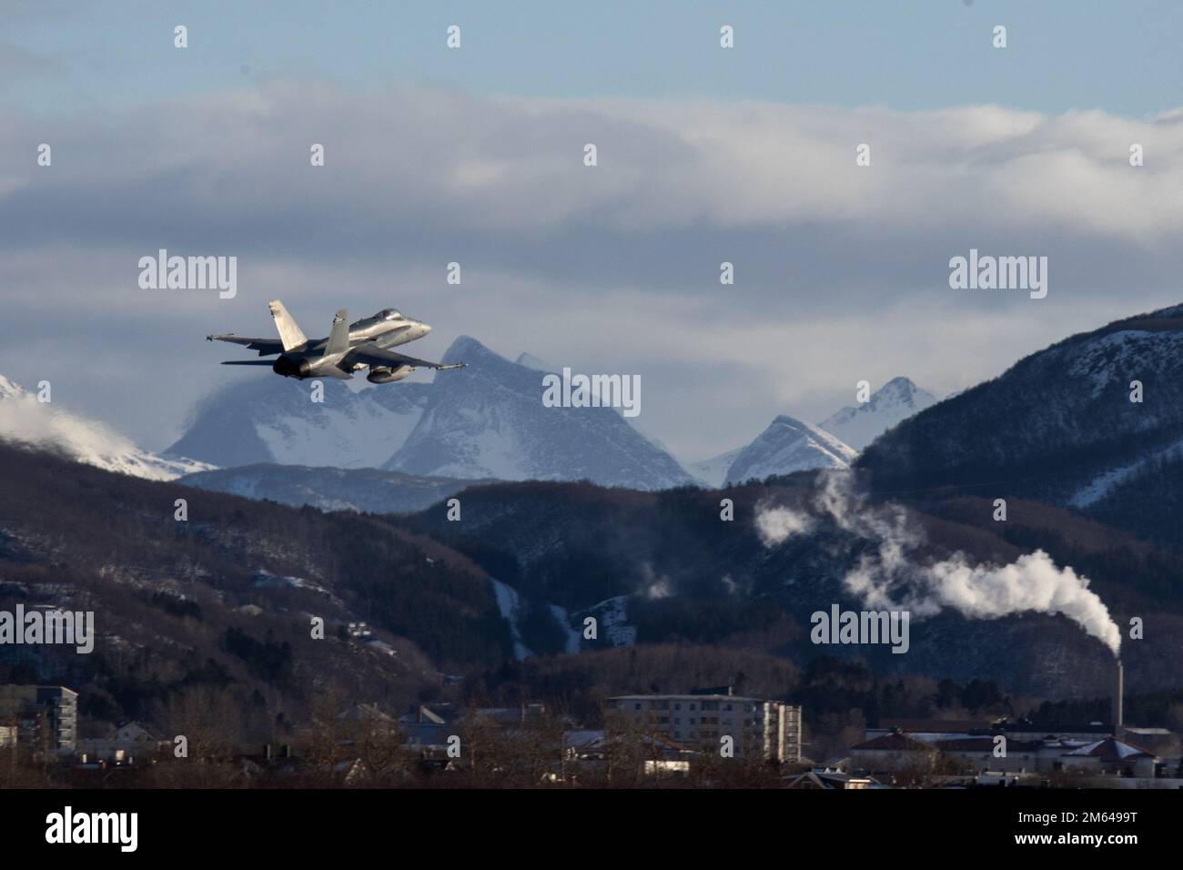 A ÉTATS-UNIS Marine corps F/A-18 Hornet part de la base aérienne norvégienne Bodø pendant l'exercice Cold Response 2022, 31 mars 2022. Le Hornet est affecté à l'escadron d'attaque des chasseurs maritimes 312, 2D, Escadre des aéronefs marins. L’exercice Cold Response ’22 est un exercice biennal qui a lieu dans toute la Norvège, avec la participation de chacun de ses services militaires, ainsi que de 26 autres nations alliées et partenaires régionaux de l’Organisation du Traité de l’Atlantique Nord. Banque D'Images