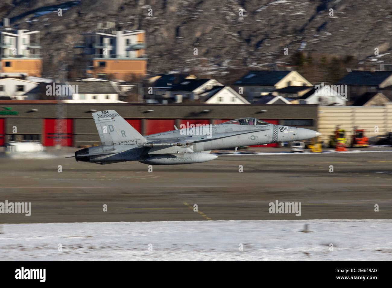 A ÉTATS-UNIS Marine corps F/A-18 Hornet part de la base aérienne norvégienne Bodø pendant l'exercice Cold Response 2022, 31 mars 2022. Le Hornet est affecté à l'escadron d'attaque des chasseurs maritimes 312, 2D, Escadre des aéronefs marins. L’exercice Cold Response ’22 est un exercice biennal qui a lieu dans toute la Norvège, avec la participation de chacun de ses services militaires, ainsi que de 26 autres nations alliées et partenaires régionaux de l’Organisation du Traité de l’Atlantique Nord. Banque D'Images