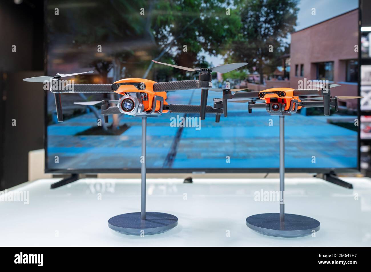 Les drones AUTOEL EVO LITE PLUS et AUTOEL EVO NANO sont exposés en magasin. Banque D'Images