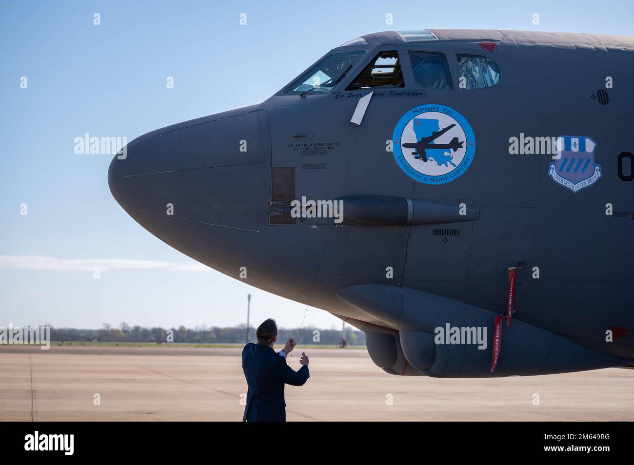 Le colonel Scott P. Weyermuller, commandant entrant de l'escadre de la bombe 2nd, dévoile sa plaque signalétique sur le fleuron de la forteresse B-52H StratoFortress à la base aérienne de Barksdale. Le produit phare du B-52 est connu sous le nom de « Spirit of Shreveport/Bossier ». Banque D'Images