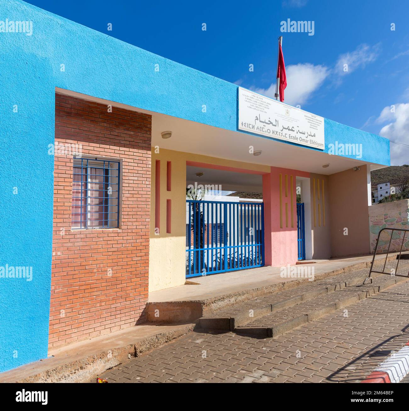 Architecture moderne de l'entrée du bâtiment de l'école primaire, Mirleft, Maroc, Afrique du Nord Banque D'Images