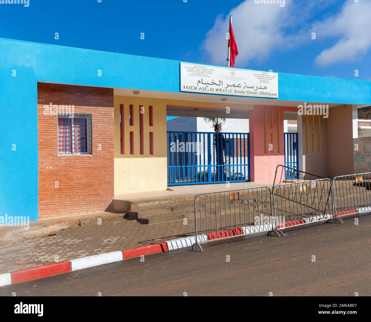 Architecture moderne de l'entrée du bâtiment de l'école primaire, Mirleft, Maroc, Afrique du Nord Banque D'Images