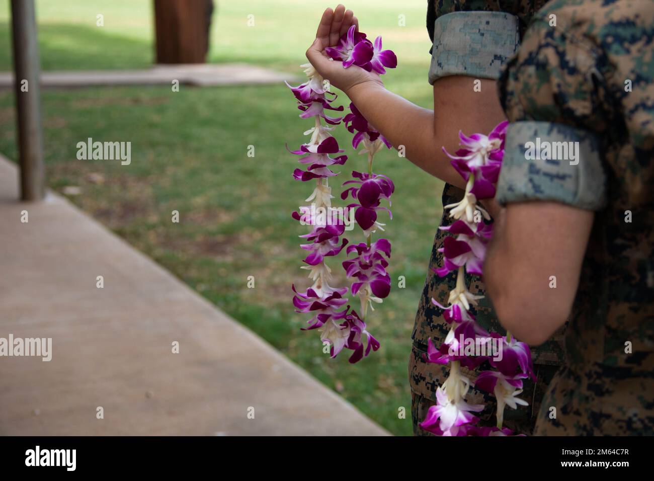 ÉTATS-UNIS Les Marines, avec le Bataillon du quartier général de la base des Marines d'Hawaï, se préparent à présenter les leis lors de la cérémonie de relève et de nomination du Bataillon du quartier général, MCBH, 31 mars 2022. Le Sgt. Maj. Jose Romero a été relevé en tant que sergent-major du Bataillon du quartier général par le Sgt. Maj. Matthew Kidder. Banque D'Images