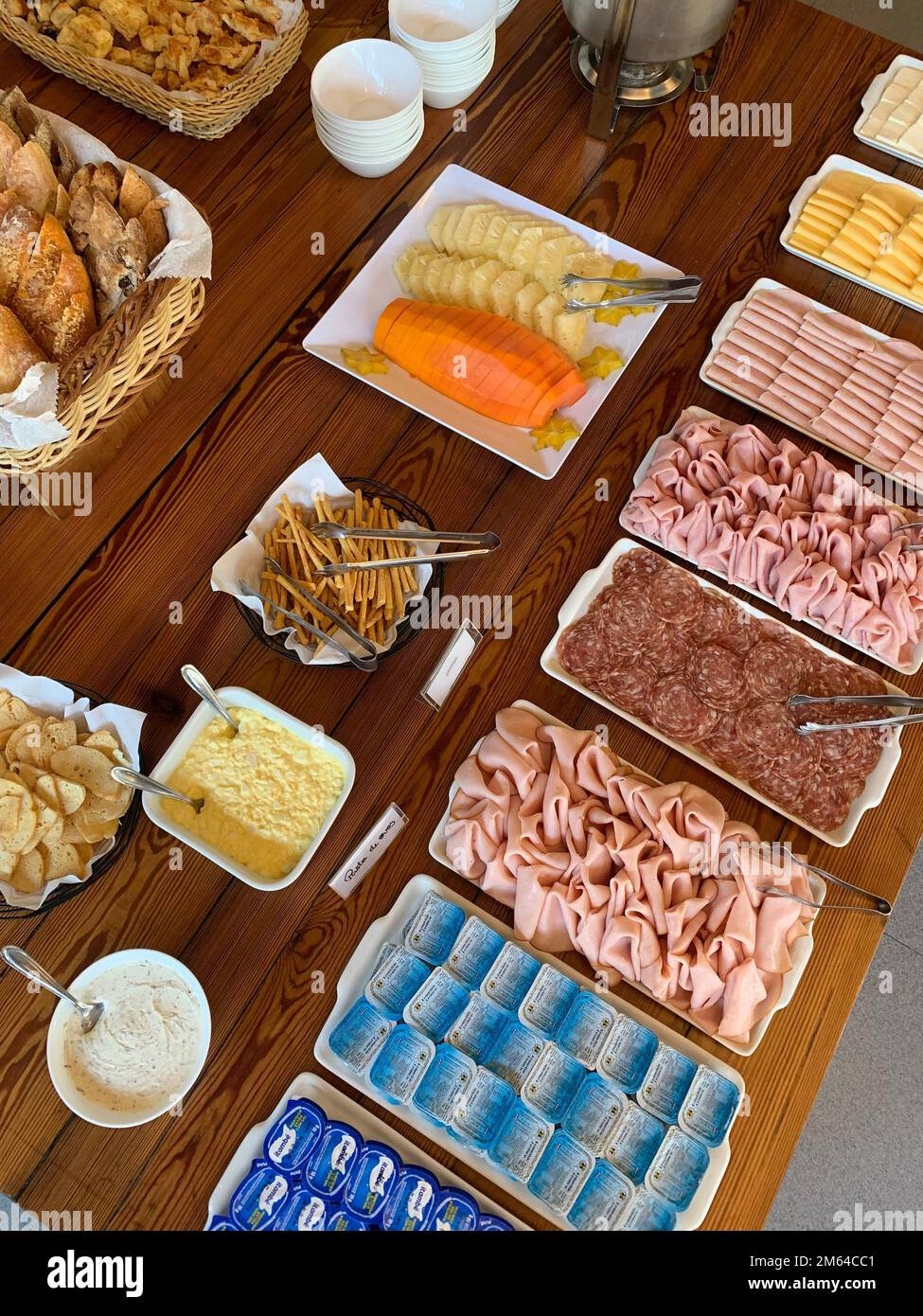Vue d'ensemble d'une table de buffet petit-déjeuner avec de la charcuterie Banque D'Images