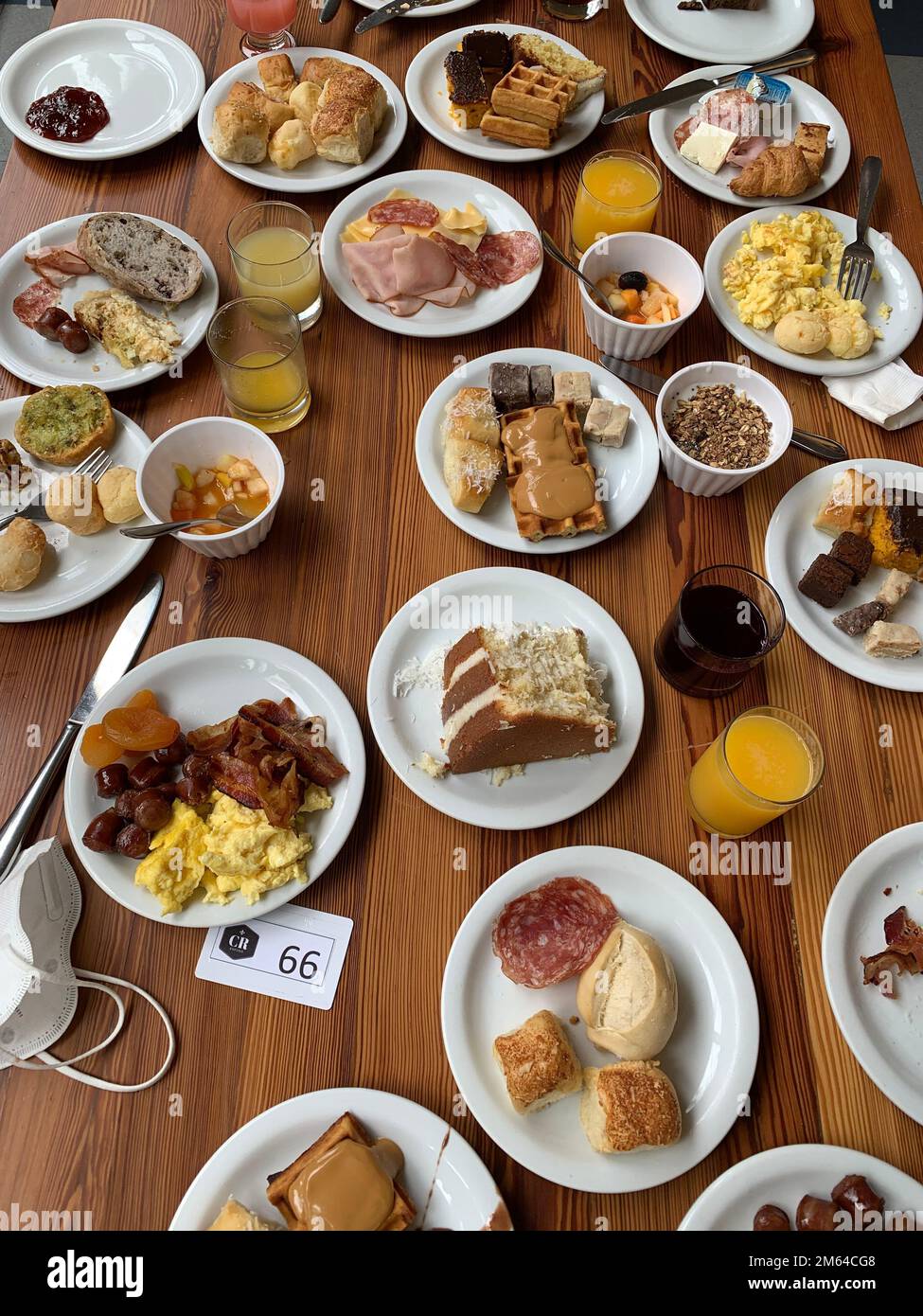 Table remplie de plats pour le petit déjeuner Banque D'Images