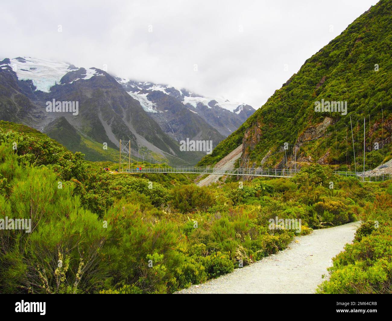 Un paysage des belles montagnes avec le ciel nuageux Banque D'Images