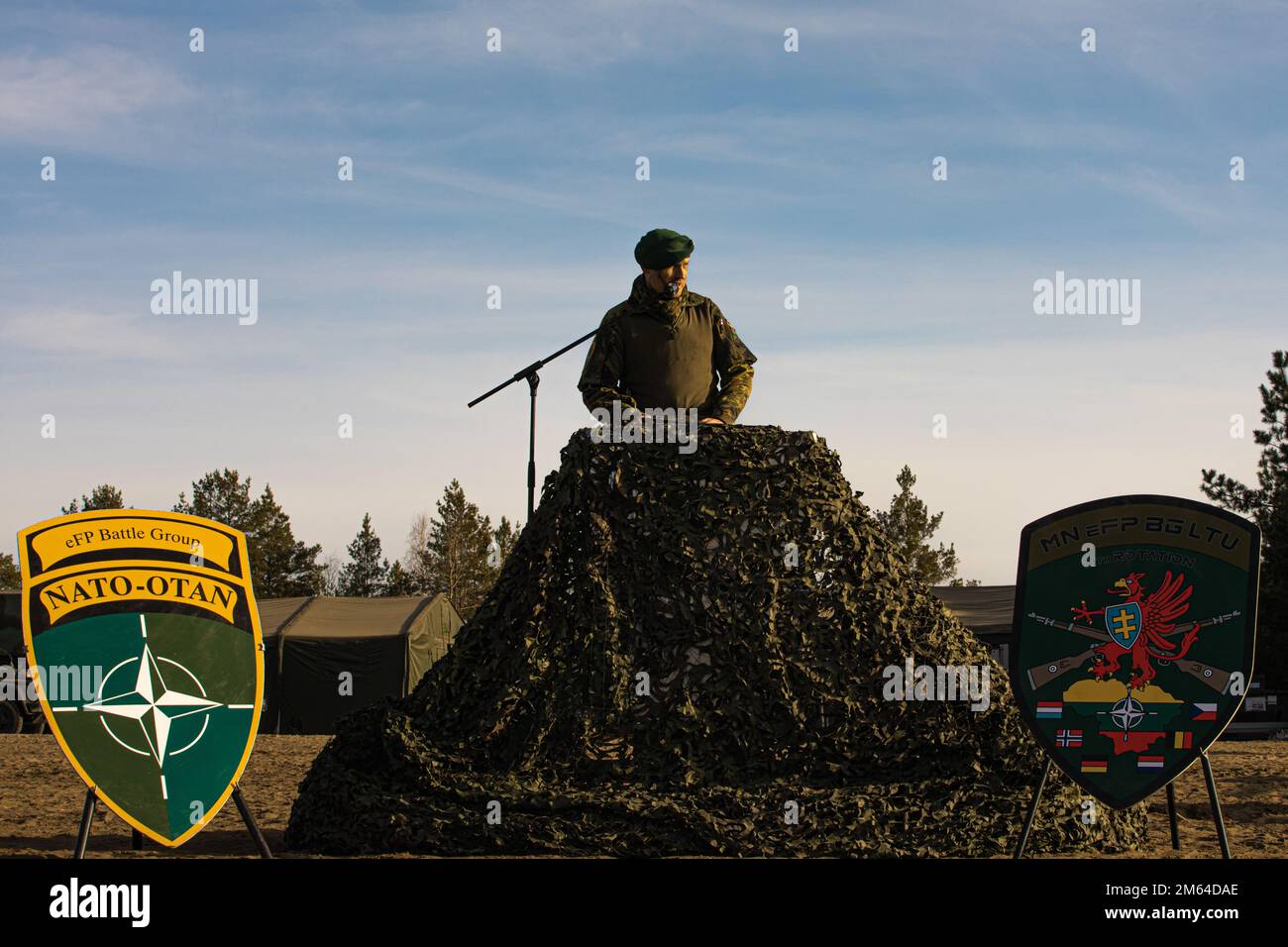 Le lieutenant-colonel Daniel Andrä, commandant du bataillon de la présence avancée renforcée de l'OTAN en Lituanie, fait ses remarques dans le cadre d'une exposition statique organisée pour commencer l'exercice Rising Griffin à la zone d'entraînement de Pabrade, Lituanie, 31 mars 2022. Les membres de l'Alliance de l'Atlantique Nord qui ont participé à l'événement ont présenté certaines de leurs capacités de protection de la force pour rassurer leurs alliés de leur dévouement envers leur défense commune. Banque D'Images