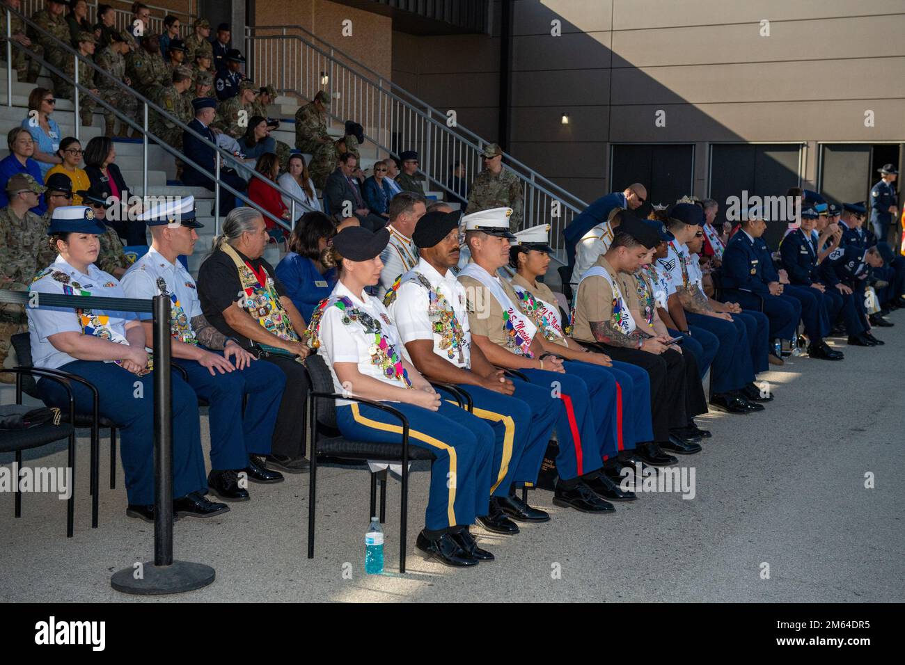 L’ambassadeur de la Fiesta militaire américaine assiste à la remise des diplômes de l’instruction militaire de base, 31 mars 2022, au centre de réception Pfingston BMT, à la base conjointe San Antonio-Lackland, Texas. Banque D'Images
