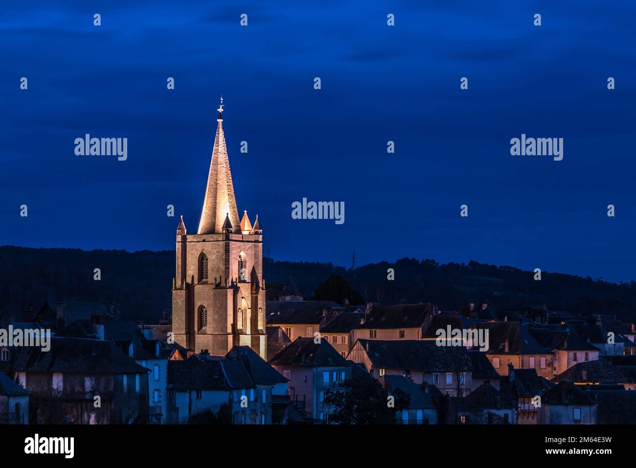 Illumination nocturne du clocher de l'église Saint Martin de la cité médiévale Banque D'Images