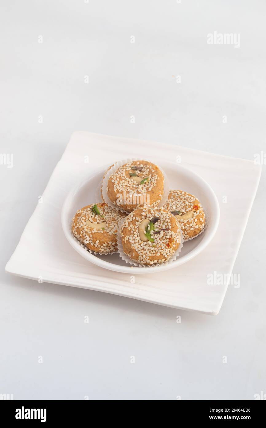 Saison d'hiver spécial Punjabi traditionnel Mithai jusqu'à Tikki ou Tilkut gud Mawa Bati est fait de graines de sésame grillées à sec avec Mava, Khoya, Jaggery, Gur, Banque D'Images