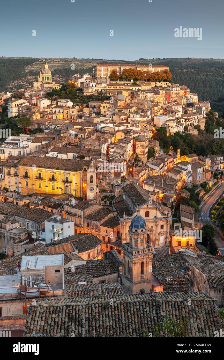 Ragusa Ibla, Italie vue sur la ville au crépuscule en Sicile. Banque D'Images