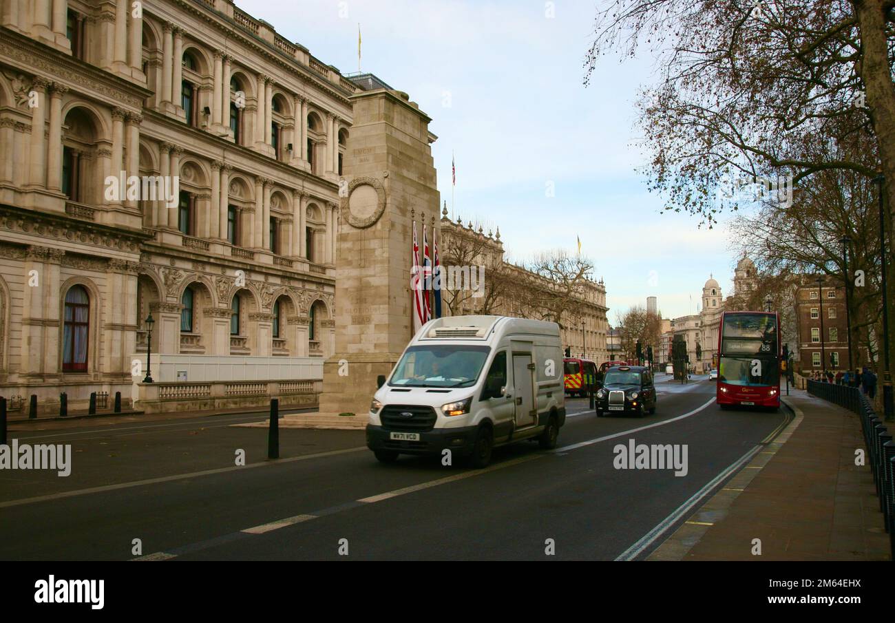 Vue sur le monument commémoratif de guerre de Cenotaph dans la ville de Westminster, Londres, Royaume-Uni, Europe Banque D'Images