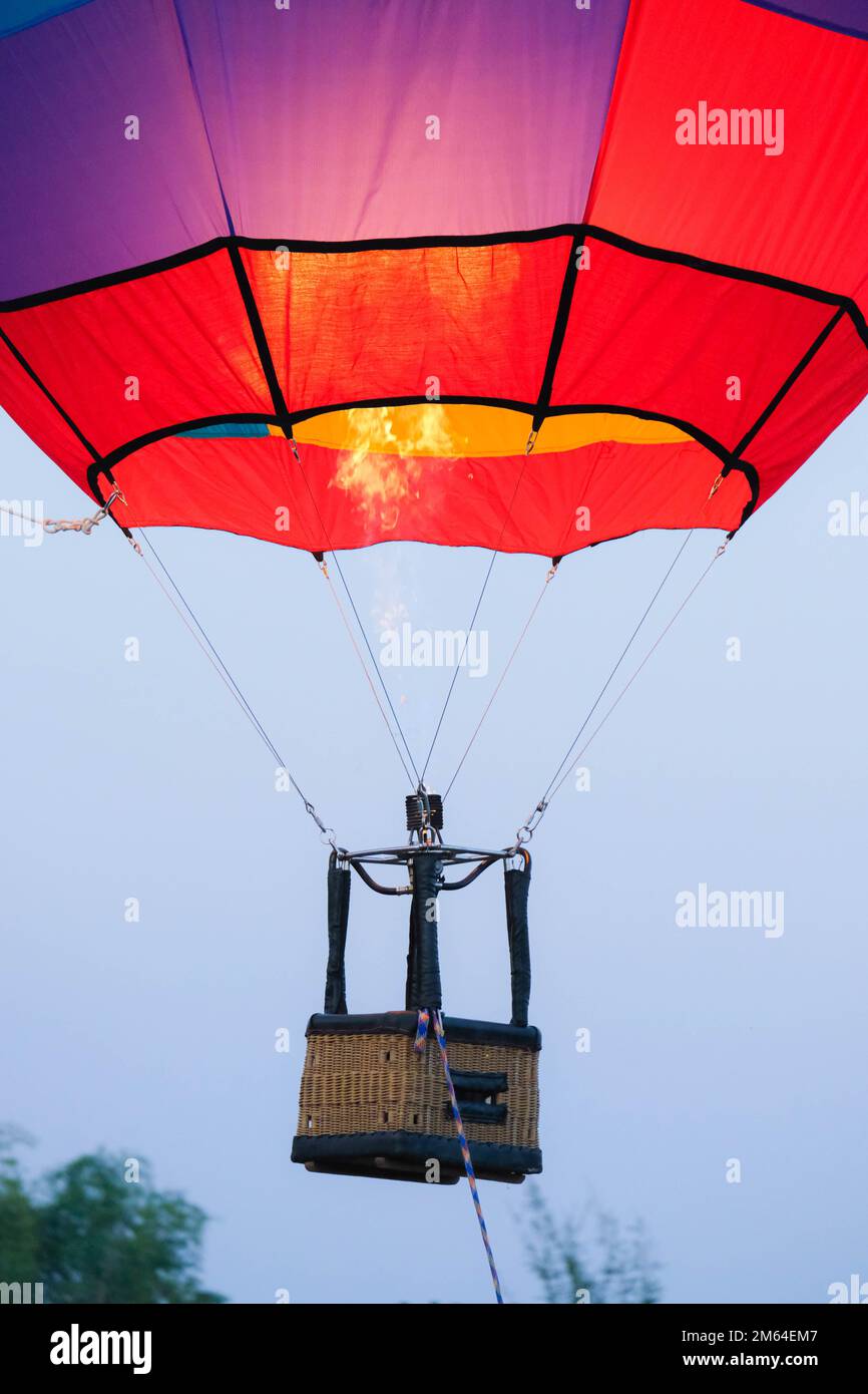 Brûleur à gaz soufflant du ballon d'air chaud. Scène au ralenti des — free download