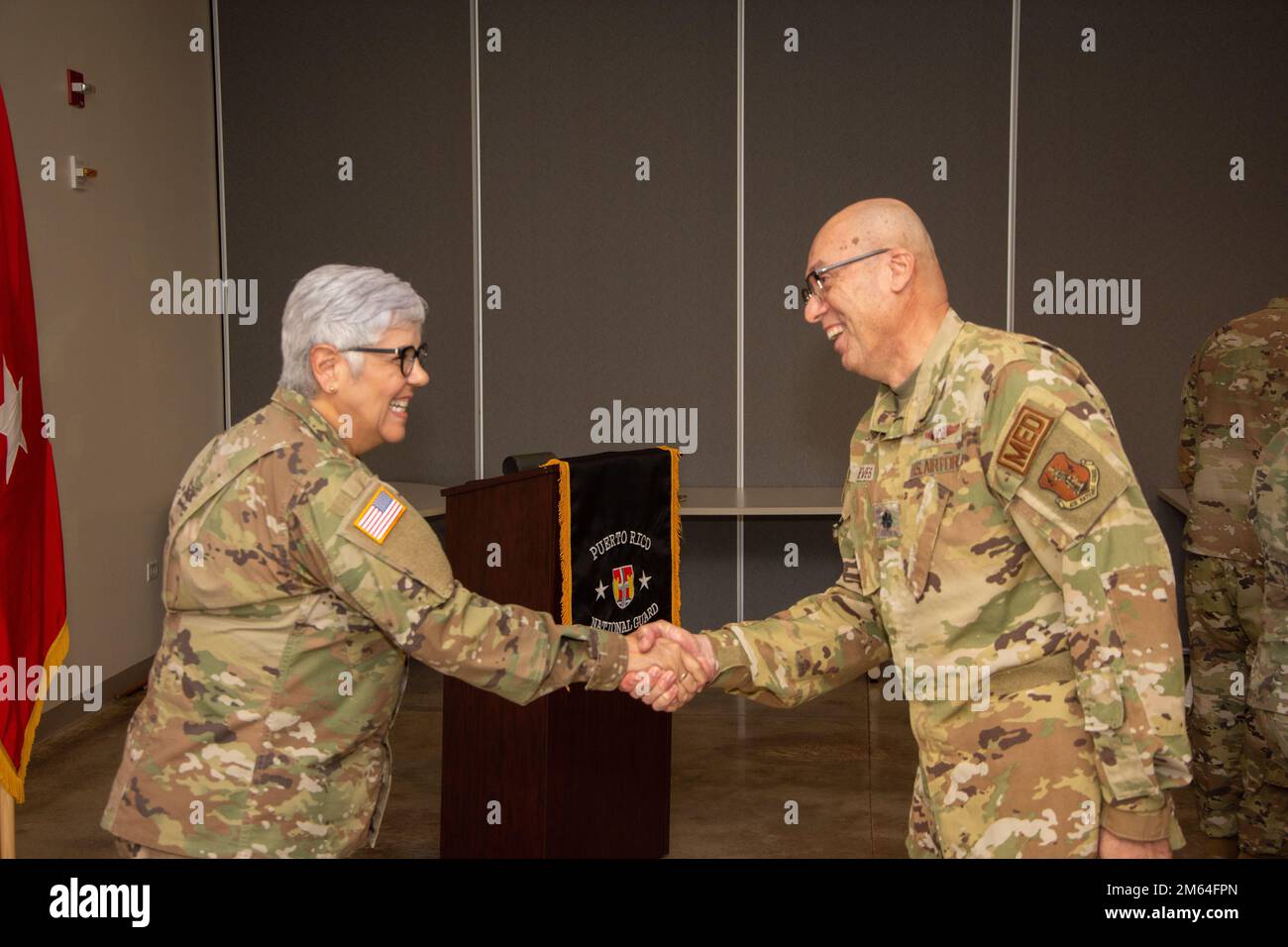 Le lieutenant-colonel Francisco Nieves accueille le major Linda Durán après sa cérémonie de promotion à fort Buchanan, 31 mars 2022. La Garde nationale de l'Armée de Porto Rico exige des officiers compétents et efficaces pour diriger et instruire nos soldats dans les opérations quotidiennes. Banque D'Images