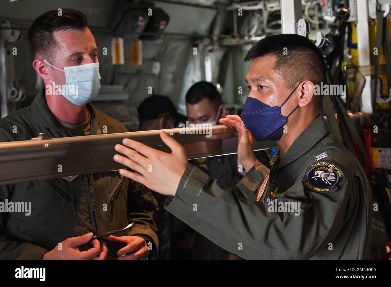 ÉTATS-UNIS Le capitaine de la Force aérienne Garrett Mazachek, 36th escadron de transport aérien C-130J pilote Super Hercules, à gauche, et le commandant de l’escadre Saard Pongsajaroennon, commandant de l’escadron de la Force aérienne royale thaïlandaise 601st, font une tournée du C-130J à l’aérodrome U-Tapao de la Marine royale thaïlandaise, en Thaïlande, au 31 mars 2022. Des aviateurs affectés au groupe de maintenance 374th et 36th SE sont rendus en Thaïlande pour une formation conjointe avec la Royal Thai Air Force. Banque D'Images