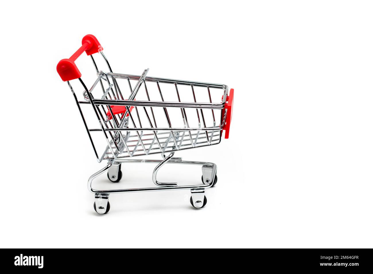 Vider le panier d'épicerie. Isolé sur fond blanc Banque D'Images