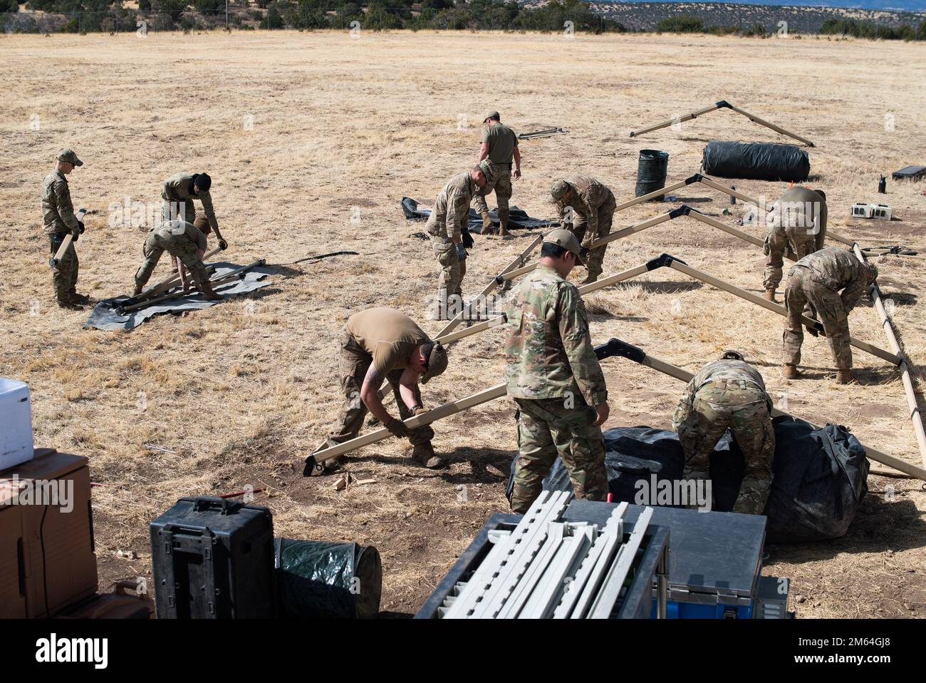 ÉTATS-UNIS Des aviateurs du Groupe de soutien de mission des opérations spéciales 27th, détachement 1, équipe de soutien de mission (MST) 2 décomposent une tente Utilis TM-54 à la fin de l'exercice complet de profil de mission 22-3 à l'aéroport régional de Sierra Blanca, Nouveau-Mexique, 31 mars 2022. Le MST 2 a érigé et maintenu les conditions de vie de plusieurs escadrons au cours de l’exercice d’une semaine, qui a été conçu pour tester les capacités du MST 2 en fournissant un lieu d’urgence avec des ressources naturelles limitées et pour familiariser les escadrons avec le concept du MST dans un environnement opérationnel. Banque D'Images