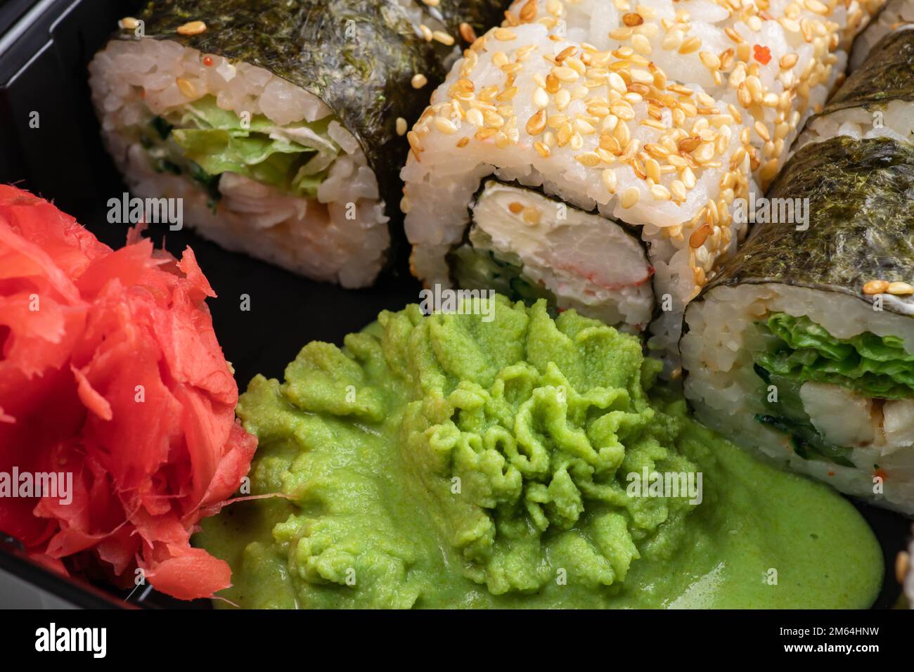 Sushi japonais. Des petits pains Maki et du thon, du saumon, des crevettes, du crabe et de l'avocat. Vue de dessus de l'assortiment de sushis, tout ce que vous pouvez manger menu. Rouleau de sushi Rainbow Banque D'Images