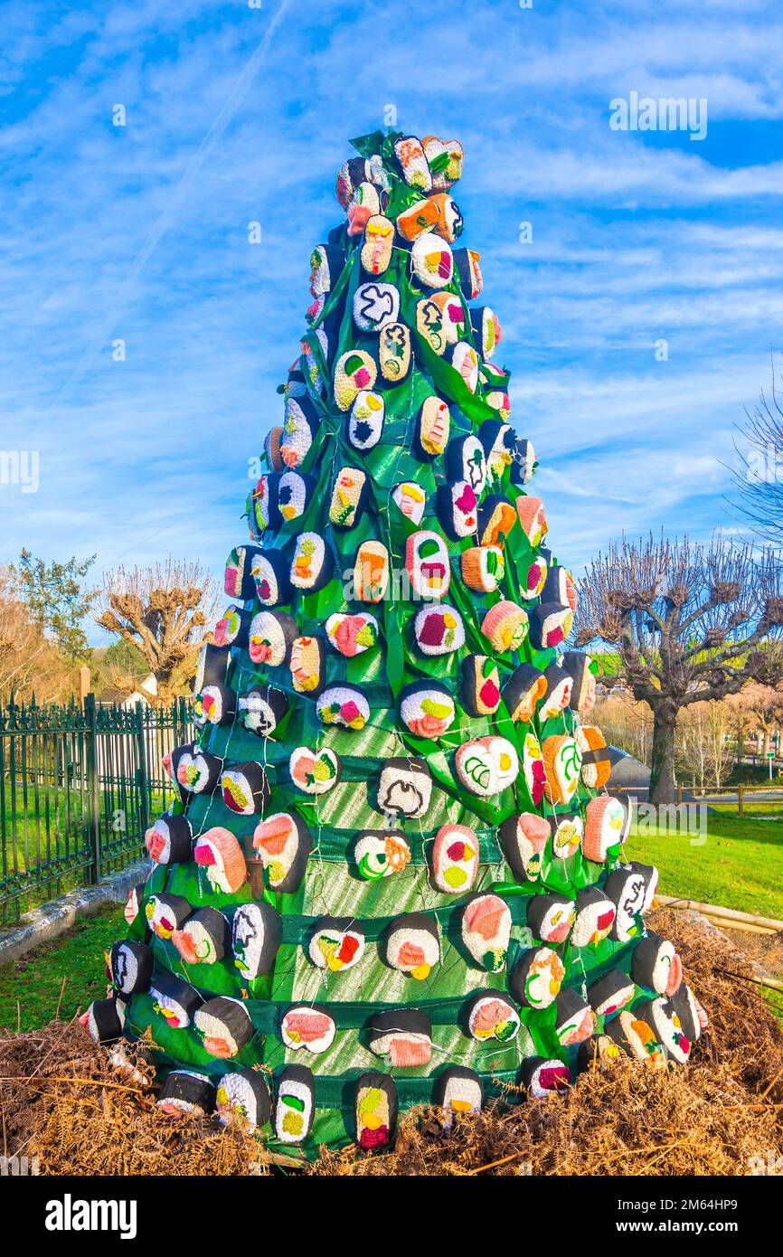 Décorations alternatives pour arbres de Noël à Bossay-sur-Claise, Indre-et-Loire (37), France. Banque D'Images