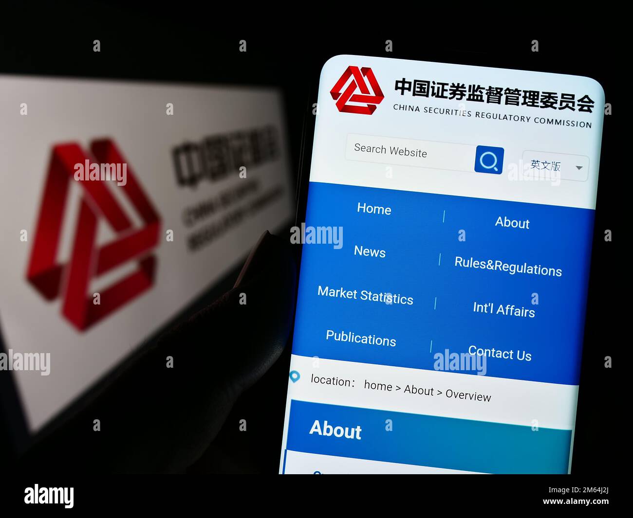 Personne tenant un téléphone portable avec le site Web de la Commission chinoise de réglementation des valeurs mobilières (CSRC) à l'écran avec le logo. Concentrez-vous sur le centre de l'écran du téléphone. Banque D'Images