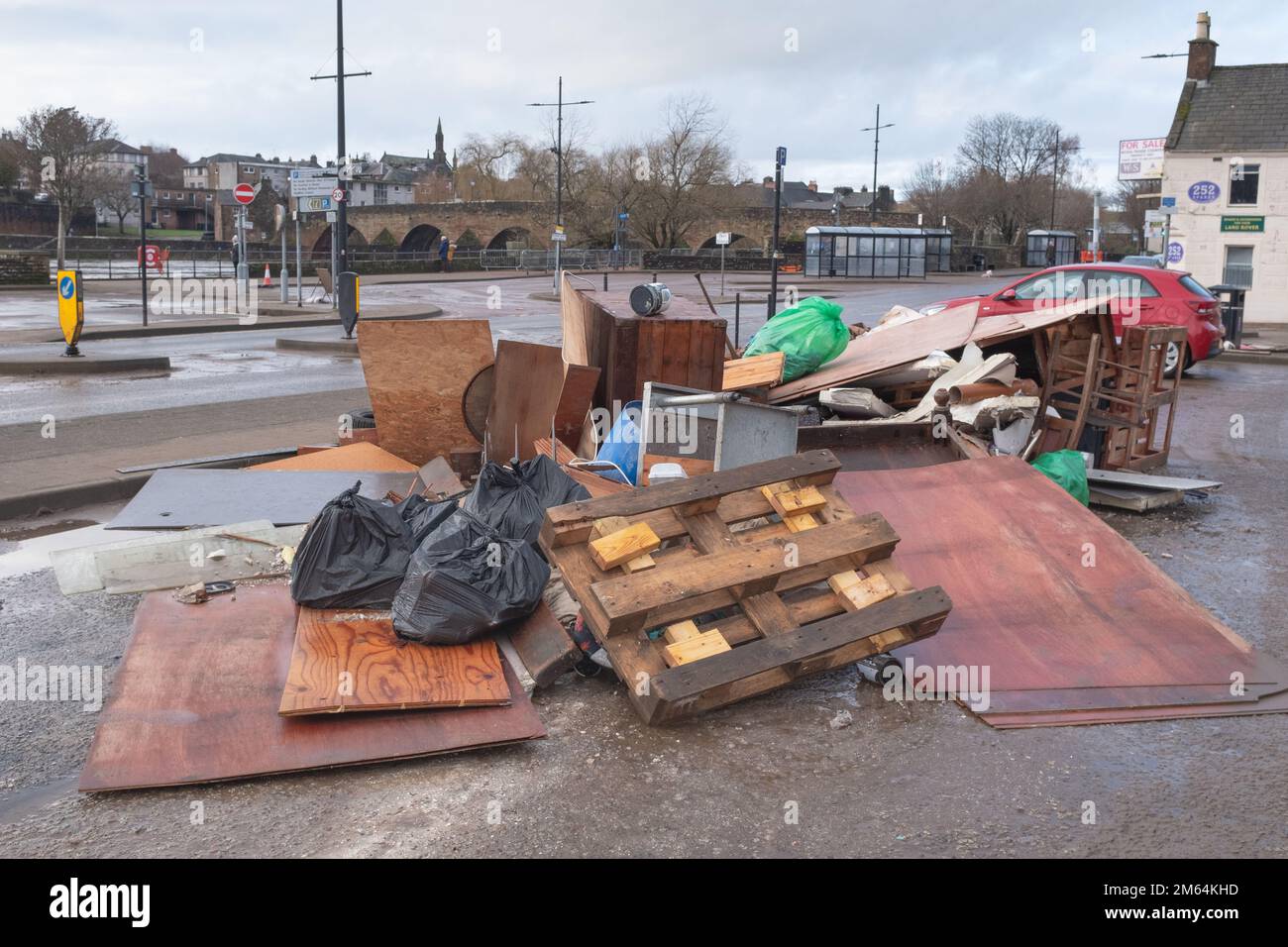 Le nettoyage le jour du nouvel an après une énorme inondation a affecté les entreprises et les maisons à Whitesands, Dumfries, Écosse le 30 décembre 2022. Banque D'Images