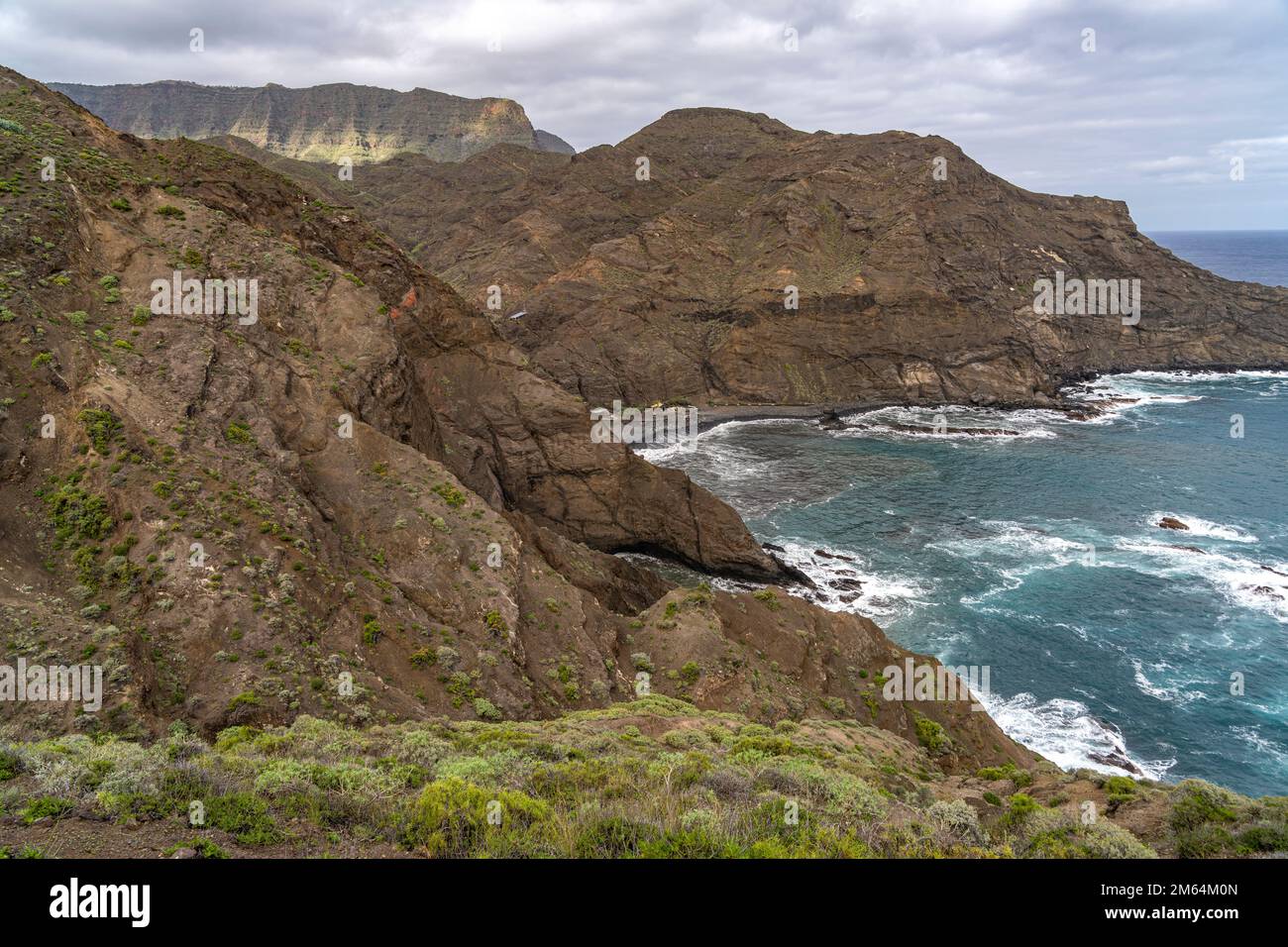 Die felsige Kueste und der Strand Playa de la Caleta BEI Hermigua, la Gomera, Kanarische Inseln, Spanien | côte rocheuse et plage de la Caleta Banque D'Images
