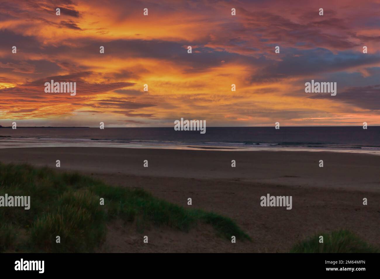 Coucher de soleil sur la plage avec un beau ciel, N E Angleterre Banque D'Images