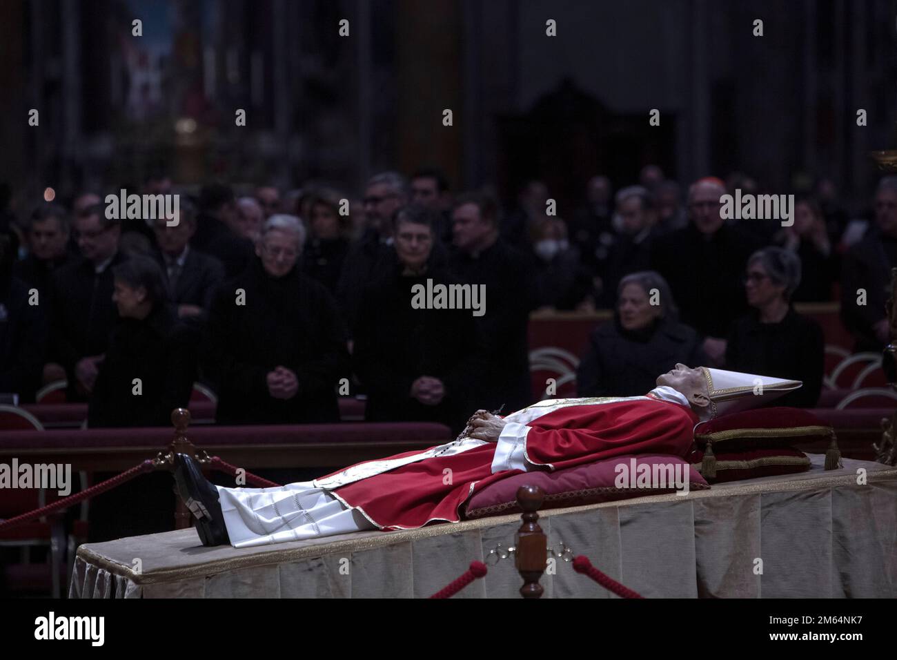 Vatican, Vatican, le 2 janvier 2023. Le corps du regretté Pape émérite Benoît XVI se trouve dans l'état de la basilique Saint-Pierre au Vatican pour la visite publique. Maria Grazia Picciarella/Alamy Live News Banque D'Images