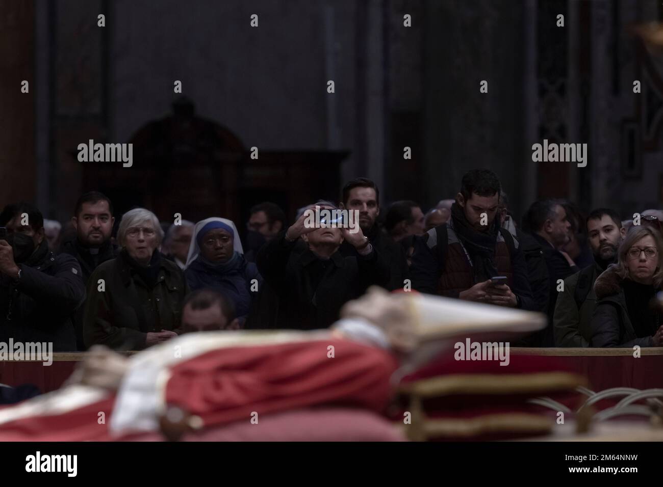 Vatican, Vatican, le 2 janvier 2023. Le corps du regretté Pape émérite Benoît XVI se trouve dans l'état de la basilique Saint-Pierre au Vatican pour la visite publique. Maria Grazia Picciarella/Alamy Live News Banque D'Images