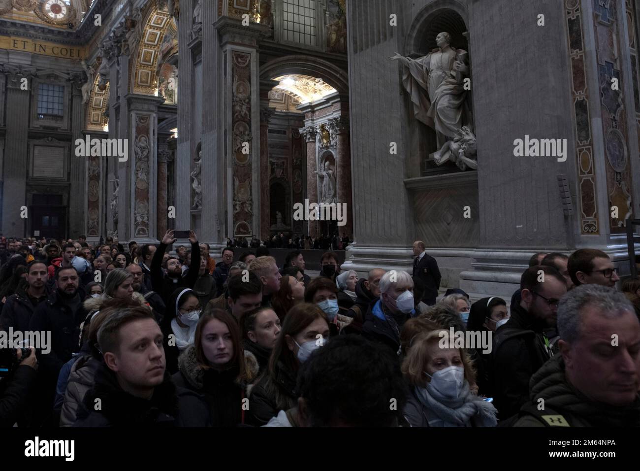 Vatican, Vatican, le 2 janvier 2023. Fidèles alignés pour voir dans le corps de feu pape émérite Benoît XVI mis en place dans l'état à l'intérieur de Saint Basilique Saint-Pierre au Vatican. Maria Grazia Picciarella/Alamy Live News Banque D'Images