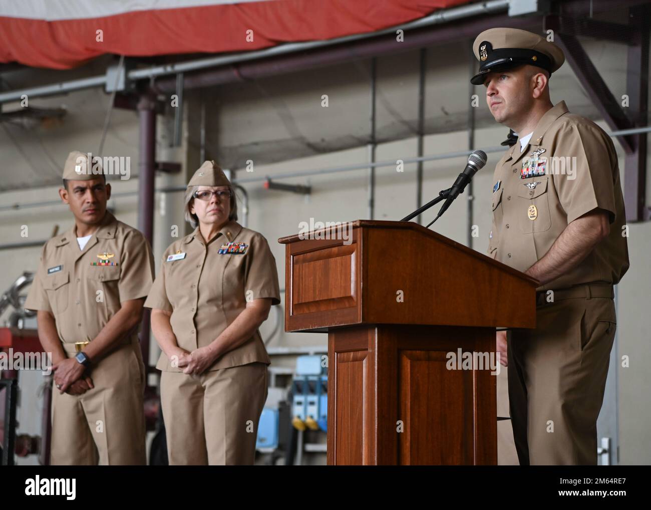 220401-N-GK686-1187 STATION AÉRIENNE NAVALE SIGONELLA (Italie) (1 avril 2022) – le chef de commandement Robert Lewis, chef de commandement principal de la station navale d'informatique et de télécommunications, prononce un discours lors de la cérémonie en l'honneur de l'anniversaire des chefs prononce un discours sur la station aérienne navale Sigonella, 1 avril 2022. L’emplacement stratégique de NAS Sigonella permet aux forces américaines, alliées et des pays partenaires de se déployer et de réagir au besoin, assurant la sécurité et la stabilité en Europe, en Afrique et au Commandement central. Banque D'Images